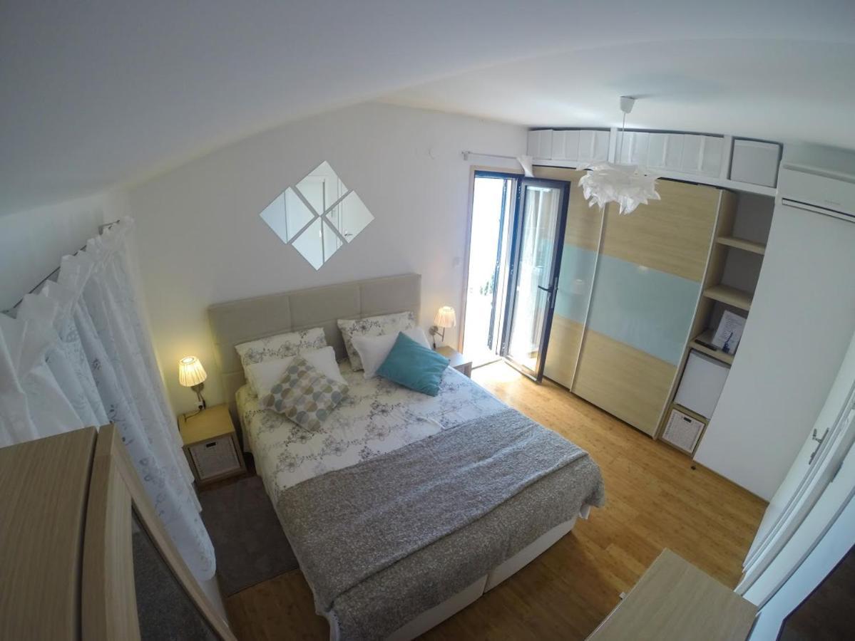 Apartment And Room Sveti Jakov Ragusa Esterno foto