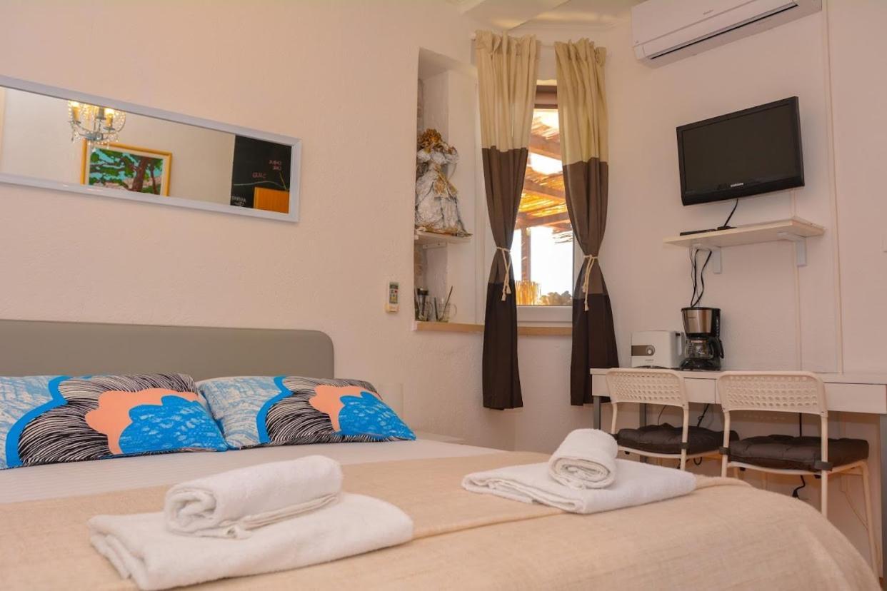 Apartment And Room Sveti Jakov Ragusa Esterno foto