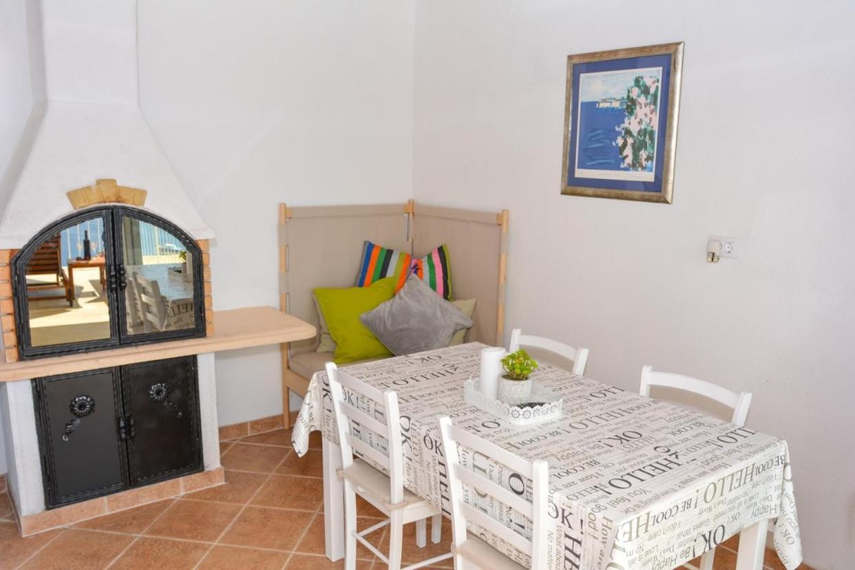 Apartment And Room Sveti Jakov Ragusa Esterno foto