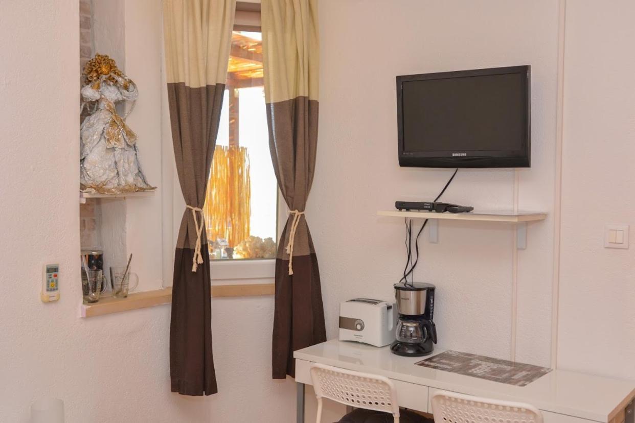 Apartment And Room Sveti Jakov Ragusa Esterno foto