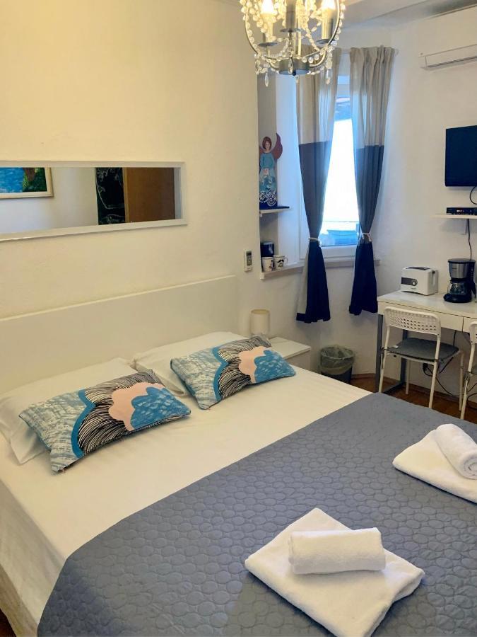 Apartment And Room Sveti Jakov Ragusa Esterno foto